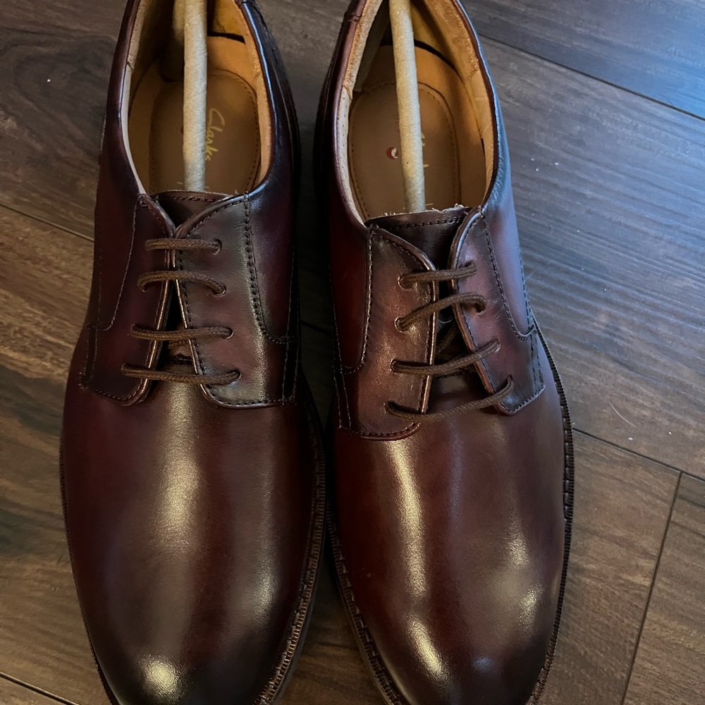 Clarks Brown Leather Oxfords with Classic Design